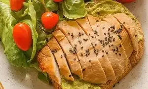 Ức gà có nhiều Protein và giá thành rẻ dễ mua
