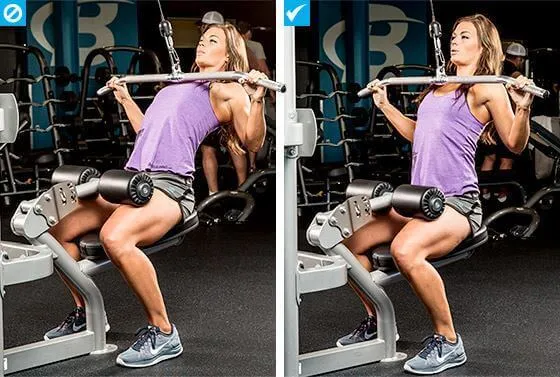 Bài tập seated pull-downs và cable rows hay đánh người ra trước và sau