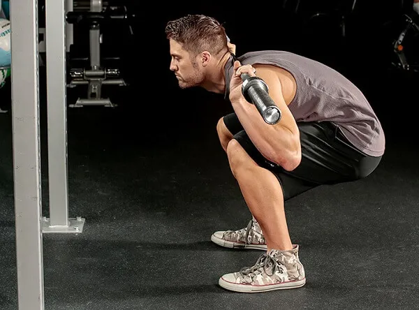 Cong lưng khi Squat gây nguy hiểm vào cột sống thắt lưng Cong lưng khi Squat gây nguy hiểm vào cột sống thắt lưng