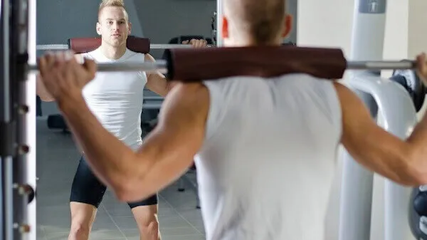 Dùng miếng đệm khi Squat làm mất cảm nhận về tạ Dùng miếng đệm khi Squat làm mất cảm nhận về tạ