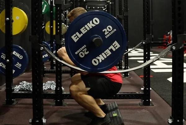 Kê gót chân khi tập Squat tạo kết quả tốt hơn