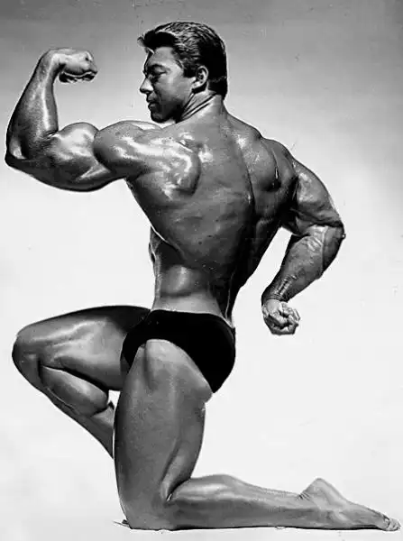 Larry Scott chỉ tham gia 2 lần và chiến thắng đủ 2 lần Larry Scott chỉ tham gia 2 lần và chiến thắng đủ 2 lần
