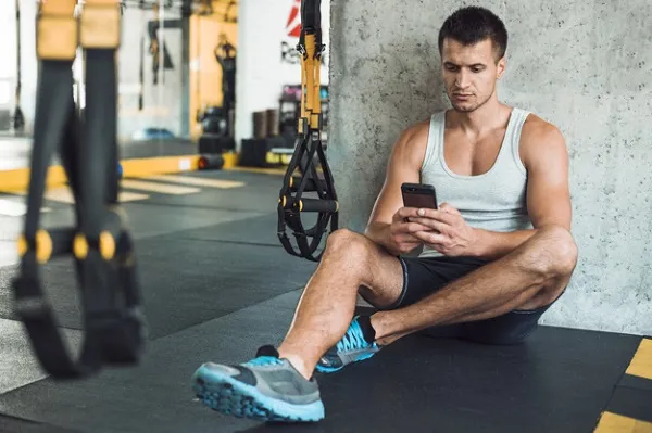 Phí thời gian, công sức, tiền bạc khi dùng điện thoại trong phòng gym