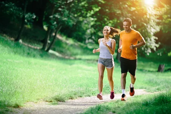 Chạy bộ là hình thức vận động phổ biến và dễ tập nhất của mọi người Chạy bộ là hình thức vận động phổ biến và dễ tập nhất của mọi người