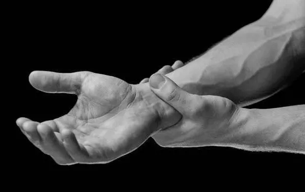 Stress lên khớp khi tập với thanh đòn thẳng Stress lên khớp khi tập với thanh đòn thẳng