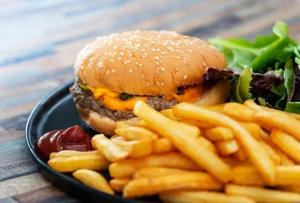 Tránh xa thực phẩm chế biến sẵn như fastfood Tránh xa thực phẩm chế biến sẵn như fastfood